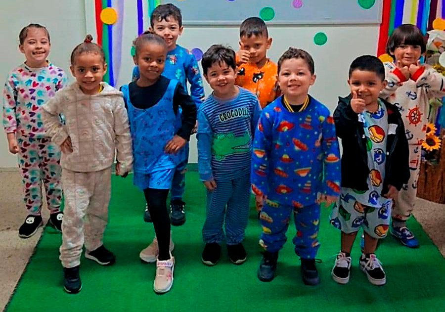 Crianças da Escola Infantil Menino Jesus sorrindo em atividade na escola