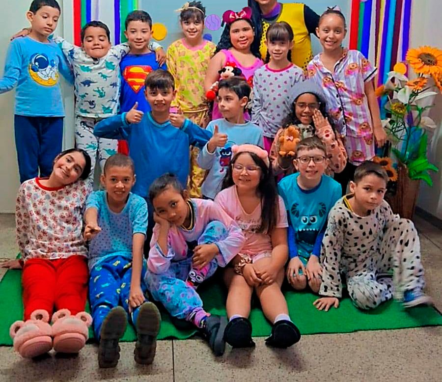Turma da Escola Infantil Menino Jesus reunida com a professora